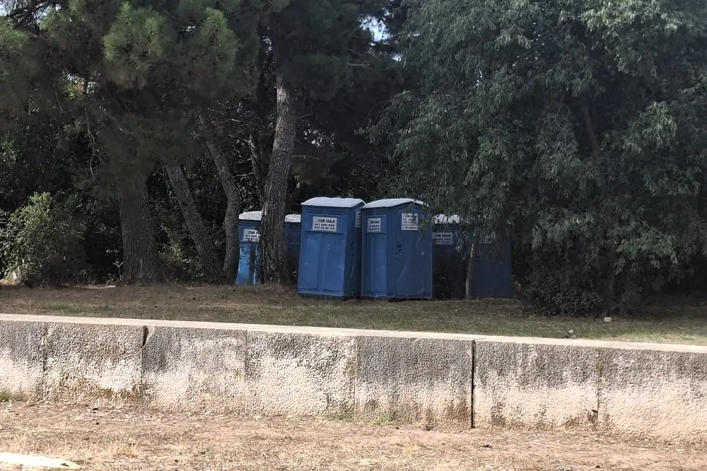 SDP i Možemo! objavili rat kemijskim WC-ima - valjda su očekivali da će Thompsonovi fanovi obavljati nuždu kao u ratnim logorima ideologije, a ne po civilizacijskim standardima